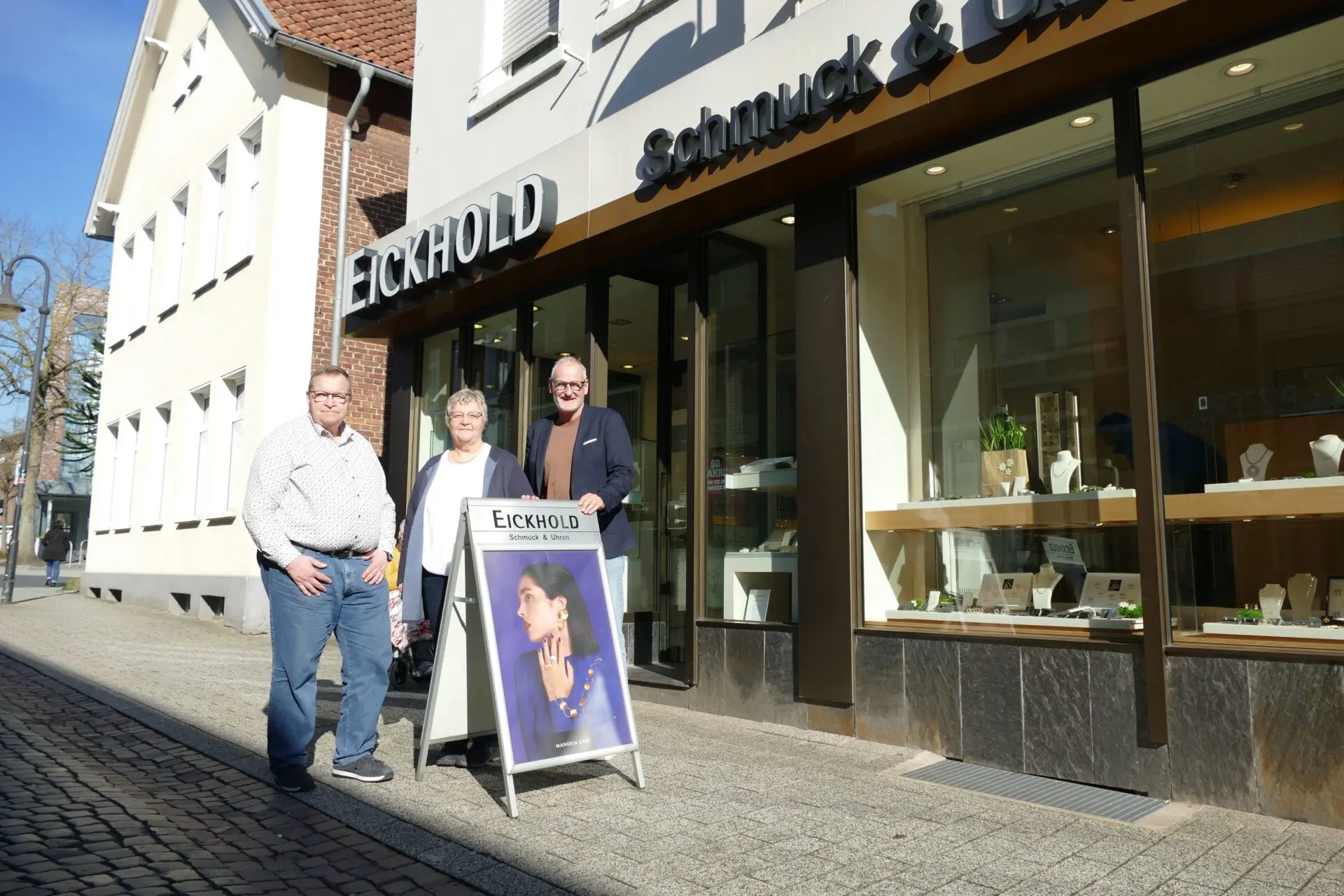 Drei Personen vor dem Laden Eickhold Schmuck & Uhren in Lengerich: Jürgen Eickhold, Doris Stenner und Matthias Lehmkühler, Foto zum Geschäftsbetrieb.